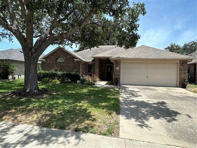 Beautiful from the curb to the back yard. Decorator colors in - photo 2