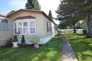 Charming & Meticulously Maintained Victorian Mobile Home Step - photo 2