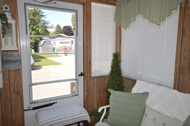 Charming & Meticulously Maintained Victorian Mobile Home Step - photo 7