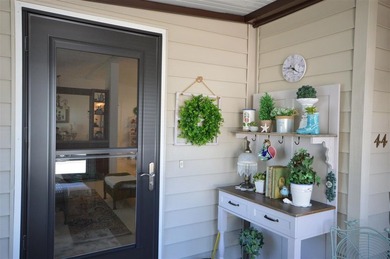Charming & Meticulously Maintained Victorian Mobile Home Step - photo 8