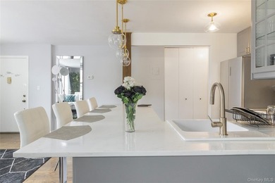 Located in a well-maintained building, Unit 2D offers a - photo 1