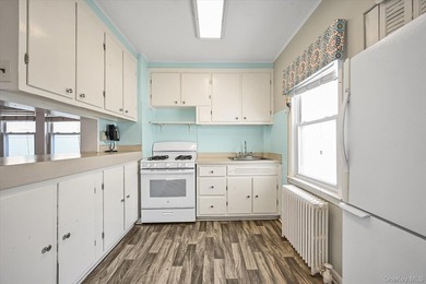 Detached starter colonial in prime North Flushing, this - photo 7