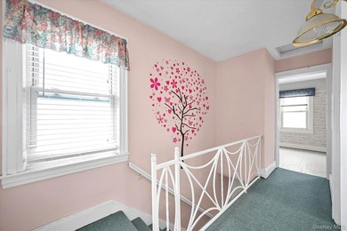 Detached starter colonial in prime North Flushing, this - photo 10