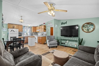 FULLY FURNISHED, MINUTES FROM THE BEACH, UGRADED MASTER BATH - photo 11
