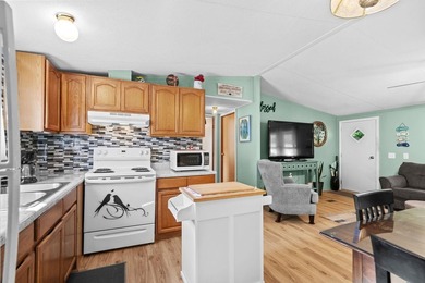 FULLY FURNISHED, MINUTES FROM THE BEACH, UGRADED MASTER BATH - photo 17