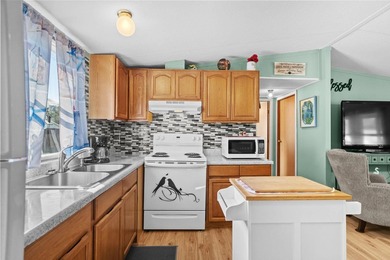 FULLY FURNISHED, MINUTES FROM THE BEACH, UGRADED MASTER BATH - photo 19