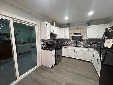 Welcome home to this inviting 3-bedroom, 2-bath residence - photo 8