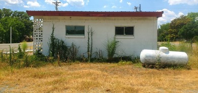 This excellent commercial property has a prime location in - photo 3