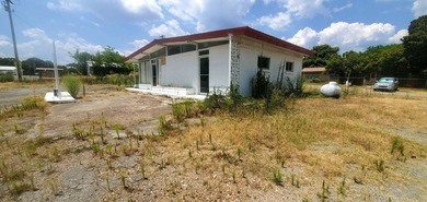 This excellent commercial property has a prime location in - photo 4