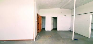 This excellent commercial property has a prime location in - photo 6