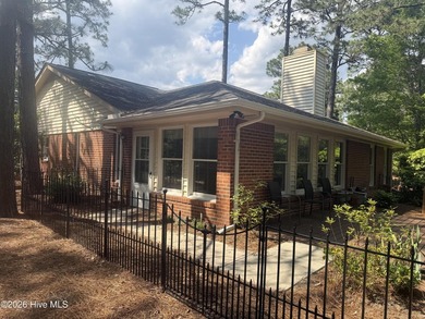 Wonderful location, single dwelling, comfortable brick home in - photo 3