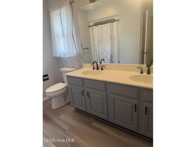 Wonderful location, single dwelling, comfortable brick home in - photo 10