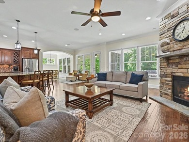 Elegant 4-bedroom home in Springfield on a private, wooded lot - photo 5