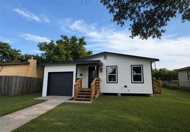 Beautifully remodeled and move-in ready, this charming 2-bedroom - photo 1