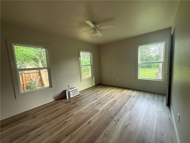 Beautifully remodeled and move-in ready, this charming 2-bedroom - photo 7