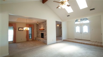 The home is ready for new owner. Spacious home with 3 car garage - photo 3