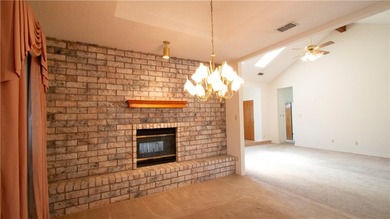 The home is ready for new owner. Spacious home with 3 car garage - photo 4
