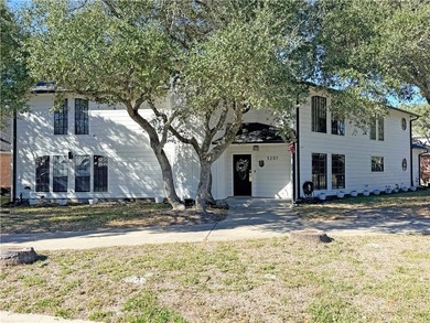 MOTIVATED SELLER! BRING AN OFFERS! This classic-style 2-story - photo 1
