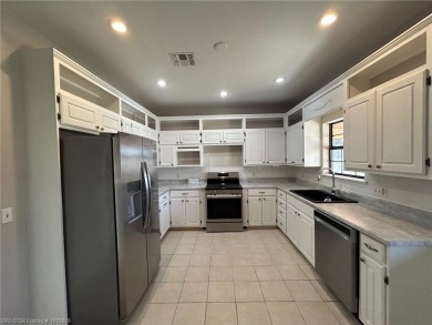 3 Bedroom 2 Bath home just outside Arrowhead Estates. 2 car - photo 7