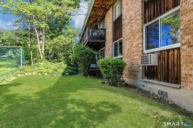 Beautifully updated ground-level ranch style end-unit in - photo 14