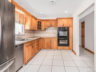 Beautiful fully detached legal 2-family home located in the - photo 23