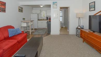 Very well maintained, 1 bedroom 1 bath condominium with covered - photo 1