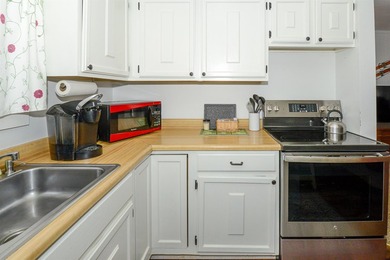 Very well maintained, 1 bedroom 1 bath condominium with covered - photo 10