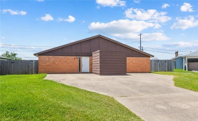 Opportunity awaits! You'll find this quaint duplex nestled away - photo 1