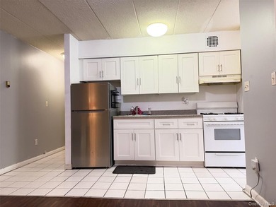 Welcome Home To This Beautiful 1 Bedroom Condo. This - photo 2