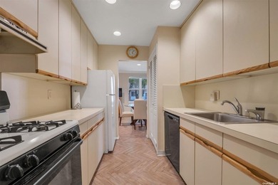 MOTIVATED SELLER! Spacious Junior 4 Coop Garden Apt in - photo 9