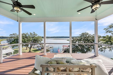 Welcome to unparalleled waterfront luxury! This stunning