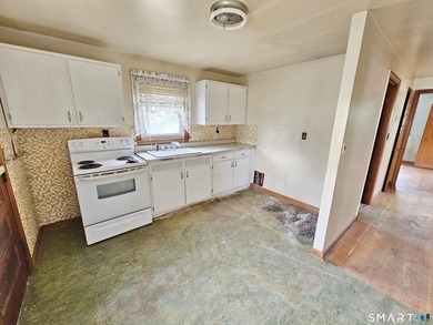 Cape cod style home with newer roof, vinyl siding. Located in a - photo 5