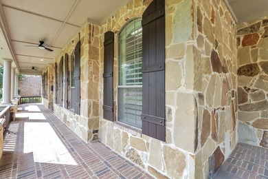 Experience resort-style living in the prestigious Castle Hills - photo 3