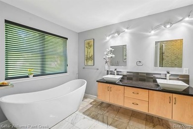 WELCOME HOME !! Fabulous Modern & Easy to Maintain 3 Bedroom 2 - photo 11