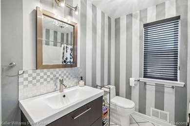 WELCOME HOME !! Fabulous Modern & Easy to Maintain 3 Bedroom 2 - photo 15