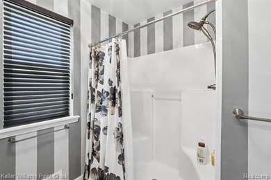 WELCOME HOME !! Fabulous Modern & Easy to Maintain 3 Bedroom 2 - photo 16