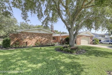 Welcome home to this beautiful 4 bedroom, 2 bath pool home in - photo 4