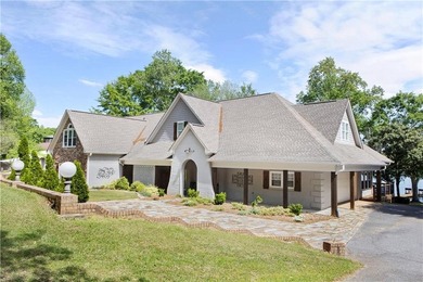 Embrace the beauty of lakeside living in this magnificent home - photo 4