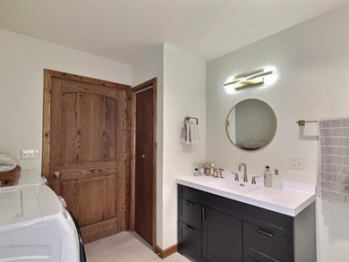 Fantastic log-sided year-round cottage tucked away on 24 private - photo 19