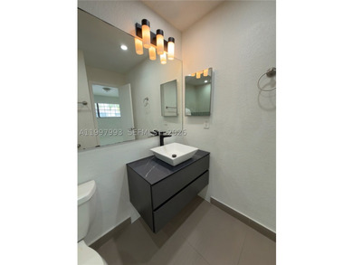 Beautiful and fully upgraded 2-bedroom, 2-bath unit located in - photo 20