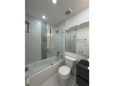 Beautiful and fully upgraded 2-bedroom, 2-bath unit located in - photo 29
