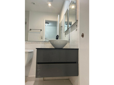 Beautiful and fully upgraded 2-bedroom, 2-bath unit located in - photo 30