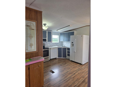 Well-maintained 2 bedroom, 2 bathroom mobile home built in 1998 - photo 8
