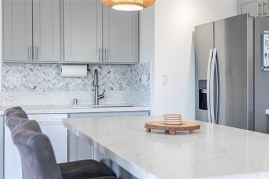 Enjoy island living in this beautifully updated 2-bedroom - photo 18