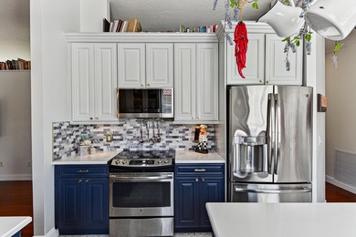 Beautifully maintained 1 story Mediterranean style home - photo 18