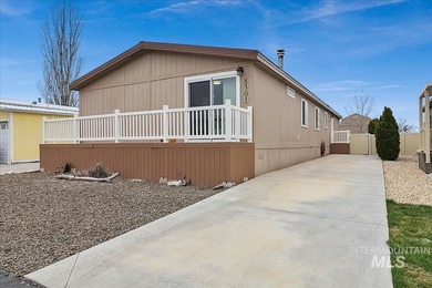 Manufactured home on rented lot. Lot rent is $690 plus $65 for - photo 31