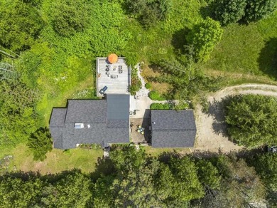 Welcome to this spacious 3 bedroom home in Charlevoix set on 4.2 - photo 3