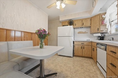 Buyers wait anxiously for a 2 car oversized garage, with access - photo 9