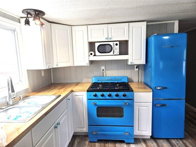 Welcome to this charming 2-bedroom, 1-bath home, ideally located - photo 9