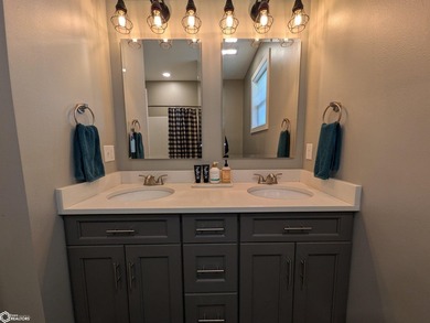 Built in 2021 by local builder Snow Construction, this - photo 13
